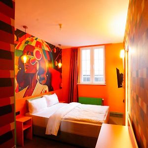 Zimmer mit Kingsize-Bett